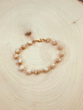 Load image into Gallery viewer, Mother Of Pearl And Gold Clasp Bracelet