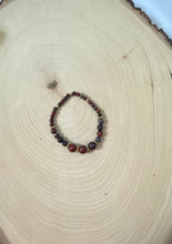Load image into Gallery viewer, Variegated Agate And Gold Stretch Bracelet