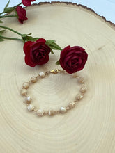 Load image into Gallery viewer, Mother Of Pearl And Gold Clasp Bracelet

