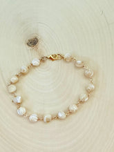 Load image into Gallery viewer, Mother Of Pearl And Gold Clasp Bracelet
