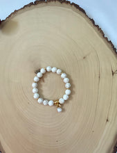 Load image into Gallery viewer, White Howlite and Gold Stretch Bracelet

