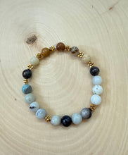 Load image into Gallery viewer, Blue Agate And Gold Flower Beaded Bracelet
