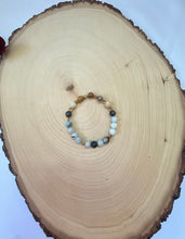 Load image into Gallery viewer, Blue Agate And Gold Flower Beaded Bracelet
